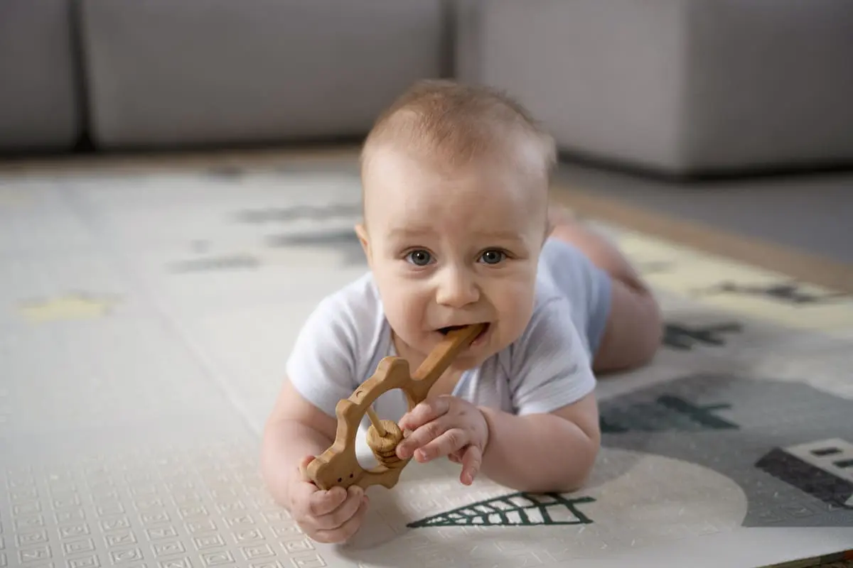 Beba stavlja stvari u usta proliv kod beba uzroci.webp.webp