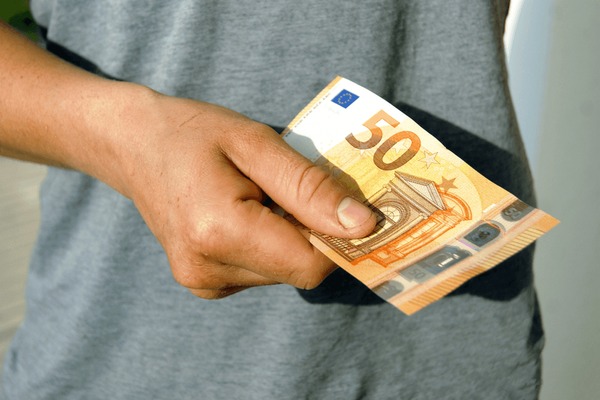 1708470706 denomination 50 euros mans hand 600nw 1079493518 jRndqMNBIKvy