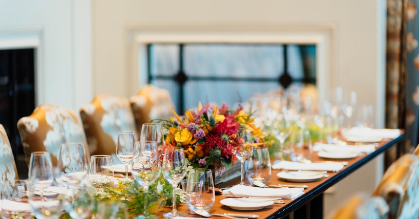 1708511842 postavljen sto u restoranu