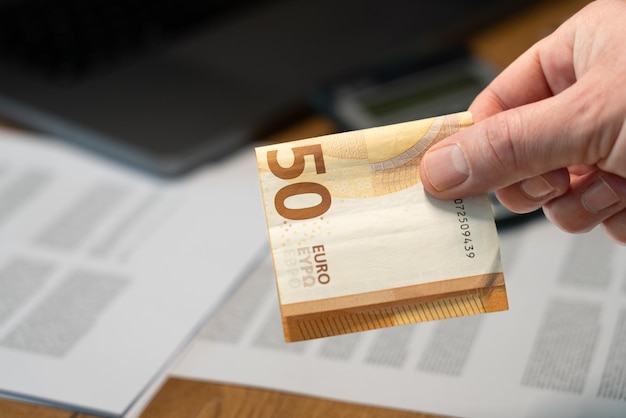 main tenant billet euros qui dit 50 dessus 906405 121